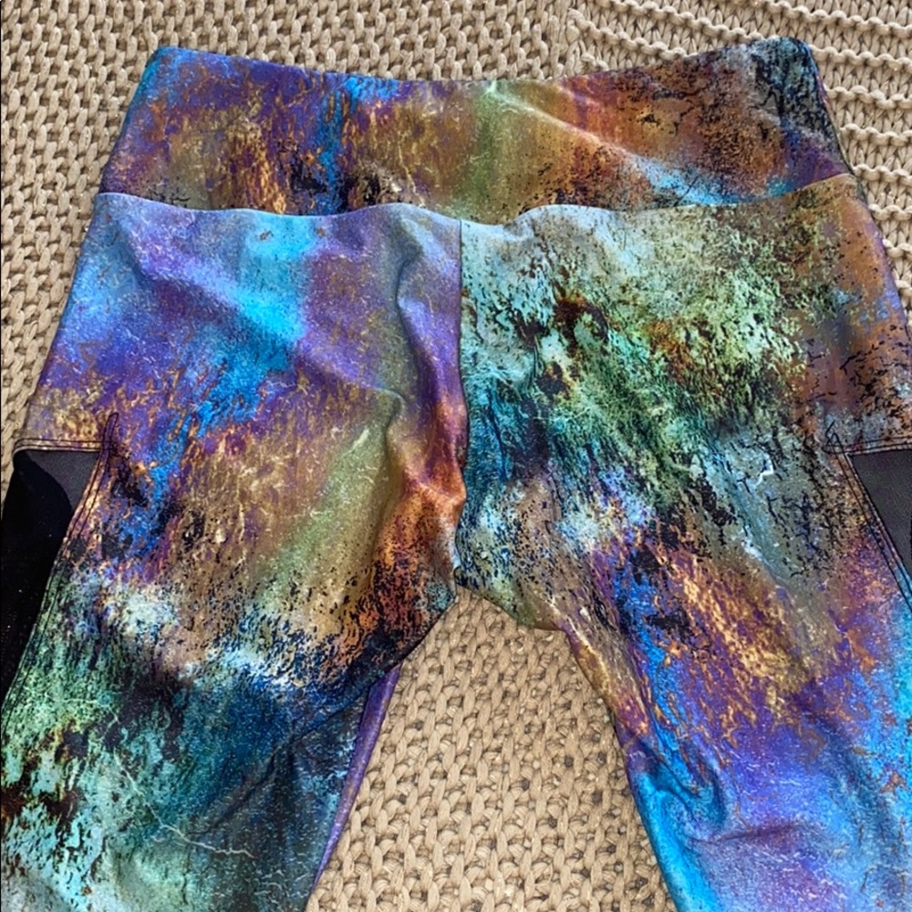 Patterned Cropped Leggings - Picture 4 of 5